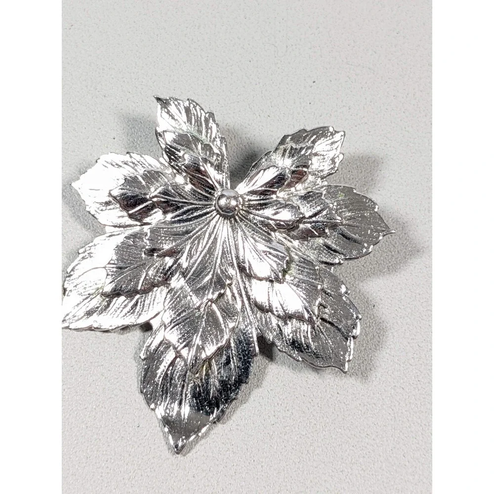 Vintage Silver tone Textured Maple Leaf Flat Pin Brooch‎